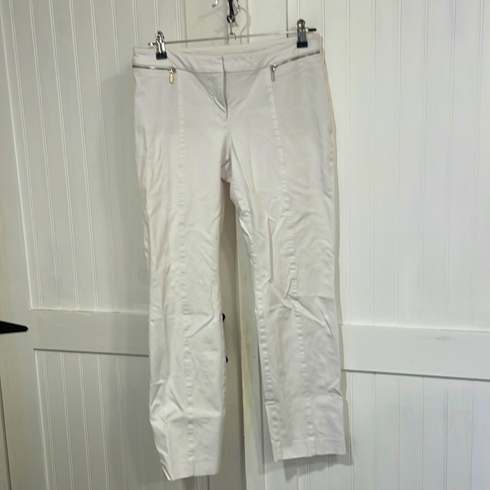 ALFANI white pants, with cute accent zippered pockets size 6